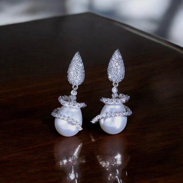 Evie Pearl drop earring